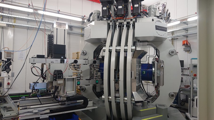 DESY Hamburg: Multi-Anvil Presse mit Detektor in einer Beton-Hütte
