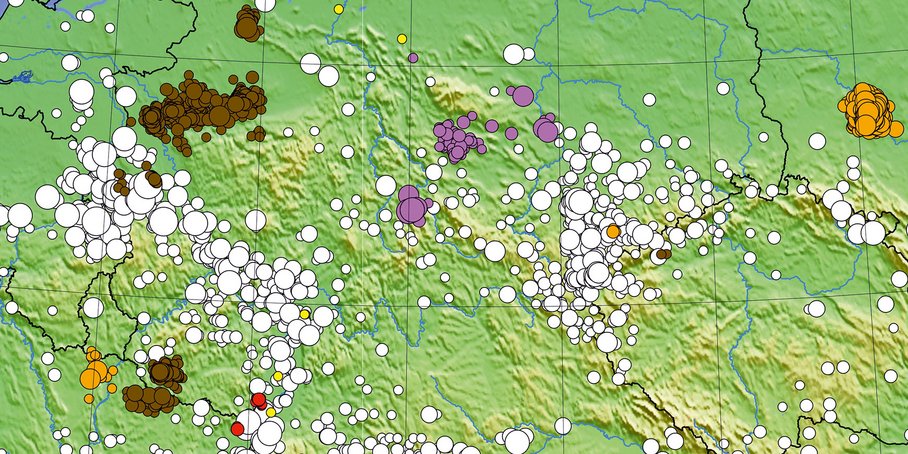Natürliche Erdbeben (weiße Kreise) in Deutschland im Vergleich zu induzierter Seismizität (farbige Kreise)