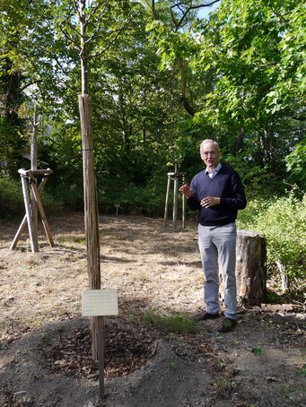 Onno Oncken bei der Baumpflanzung