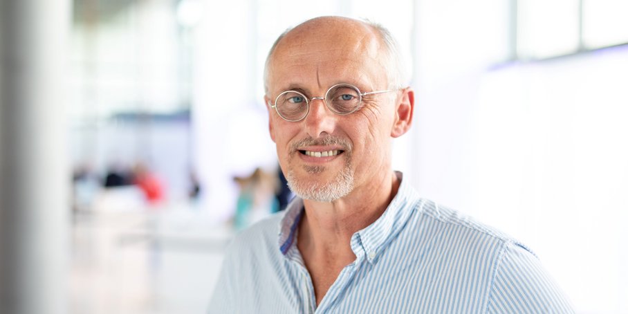 Portrait photo, blurry background