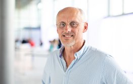 Portraitphoto vor verschwommenen Hintergrund.