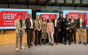 Gruppenfoto im Raum.