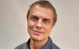 Dirk Scherler in front of a plain background