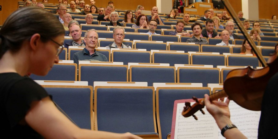 Hörsaal mit Teilnehmenden während des Abschiedskolloquiums