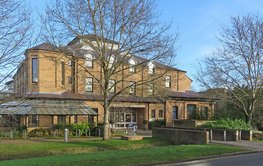 Gebäude im Winter aufgenommen, Isaac Newston Institut