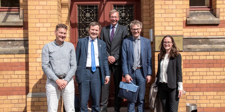 Fünf Personen stehen vor dem Eingang der Historischen Bibliothek