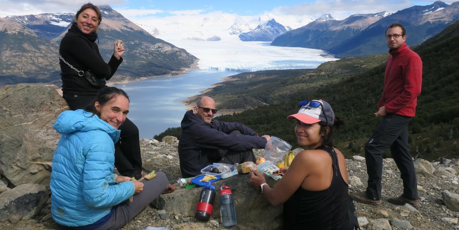 Mittagspause mit Blick auf den Perito-Moreno-Gletscher, Patagonien