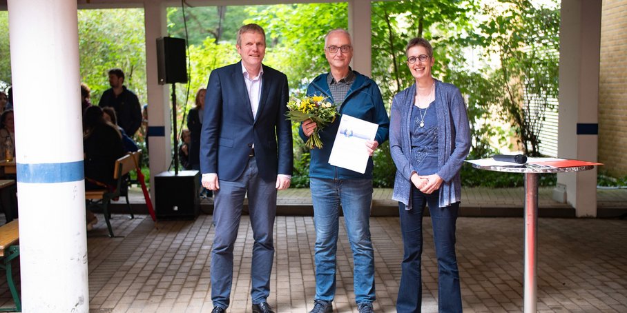 Übergabe der Preisurkunde