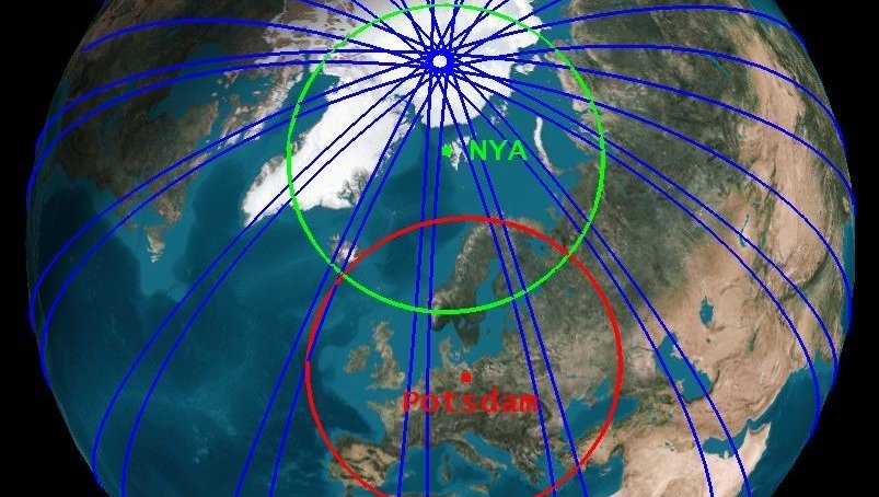 Eine globale Ansicht der Erde. Darum herum eingezeichnet die imaginären Spuren der Satelliten von GRACE-FO.