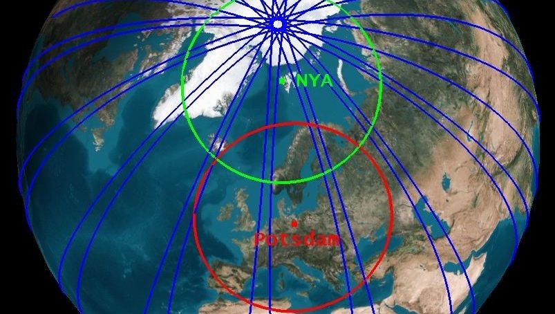 Eine globale Ansicht der Erde. Darum herum eingezeichnet die imaginären Spuren der Satelliten von GRACE-FO.