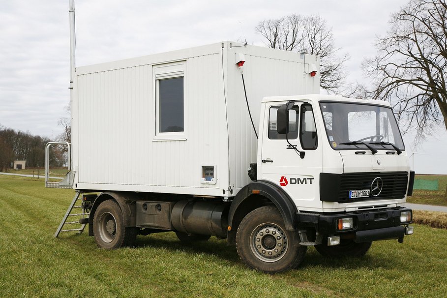 Im zentralen Messwagen laufen alle Informationen im Feld zusammen.(© DMT/Geisler)