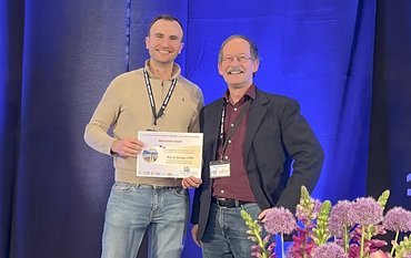 Zwei Menschen auf einer Bühne.