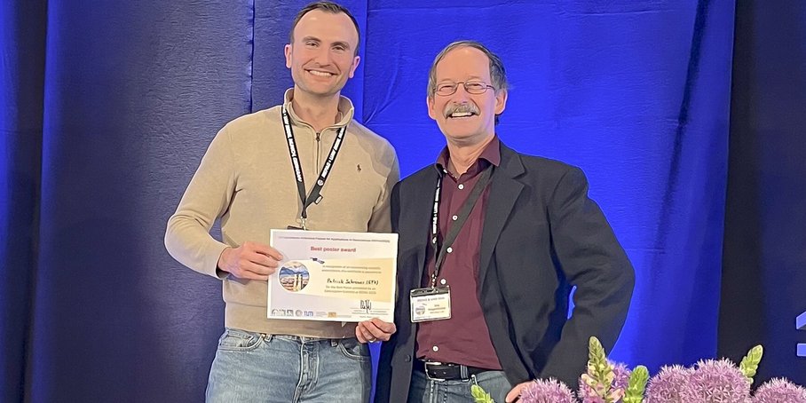 Zwei Menschen auf einer Bühne.