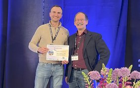 Zwei Menschen auf einer Bühne.