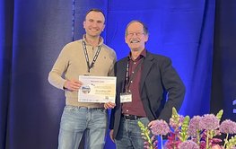 Zwei Menschen auf einer Bühne.