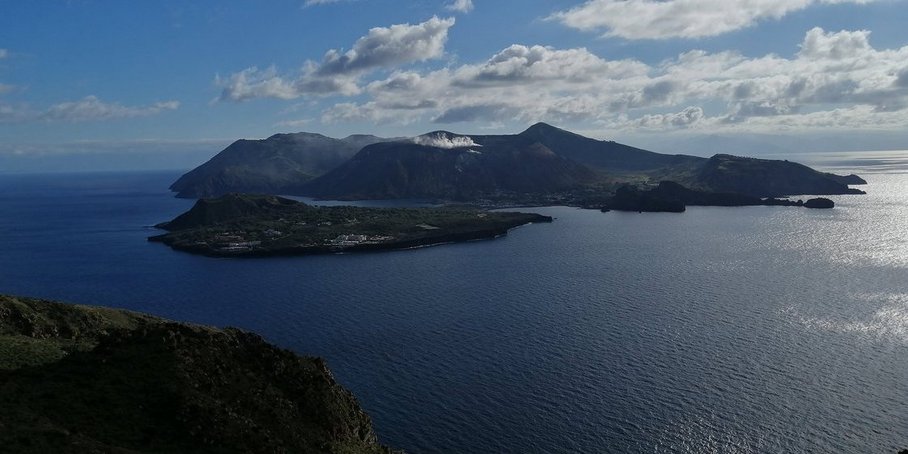 Die Insel Vulcano, aufgenommen vom INGV-Observatorium in Lipari.