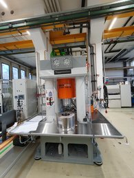 Statische 1000t Laborpresse der Max Voggenreiter GmbH