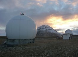 Eine weiße, runde Kuppel in einer unwirklichen kargen Gegend.