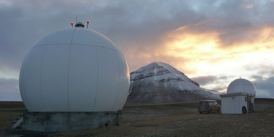 Eine weiße, runde Kuppel in einer unwirklichen kargen Gegend.