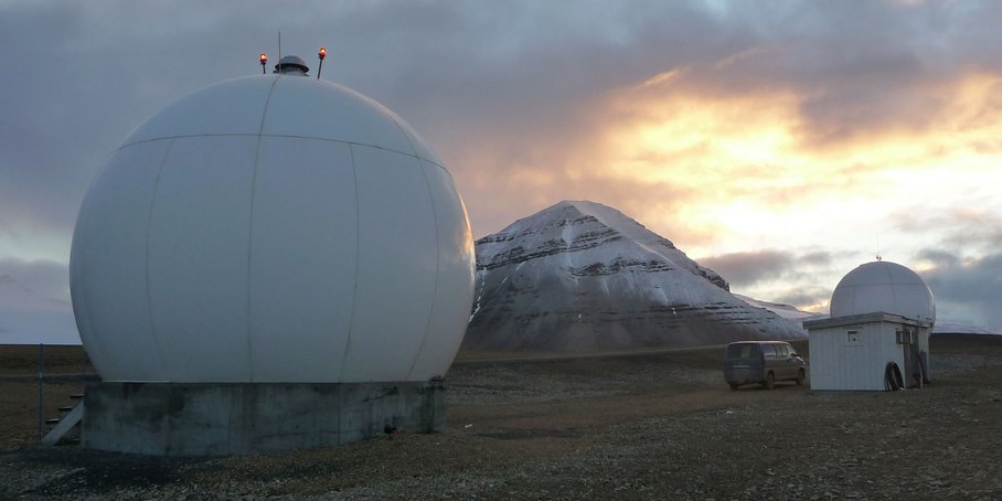 Eine weiße, runde Kuppel in einer unwirklichen kargen Gegend.