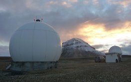 Eine weiße, runde Kuppel in einer unwirklichen kargen Gegend.