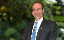 Portraitaufnahme von Harald Schuh vor grünem Hintergrund