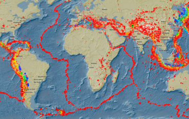 Weltkarte mit unzähligen roten Punkten, die Stellen von Erdbeben markieren. Sie sind vor allem an den Genzen der Kontinentalplatten konzentriert, so dass sich Linienmuster ergeben.