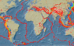 Weltkarte mit unzähligen roten Punkten, die Stellen von Erdbeben markieren. Sie sind vor allem an den Genzen der Kontinentalplatten konzentriert, so dass sich Linienmuster ergeben.