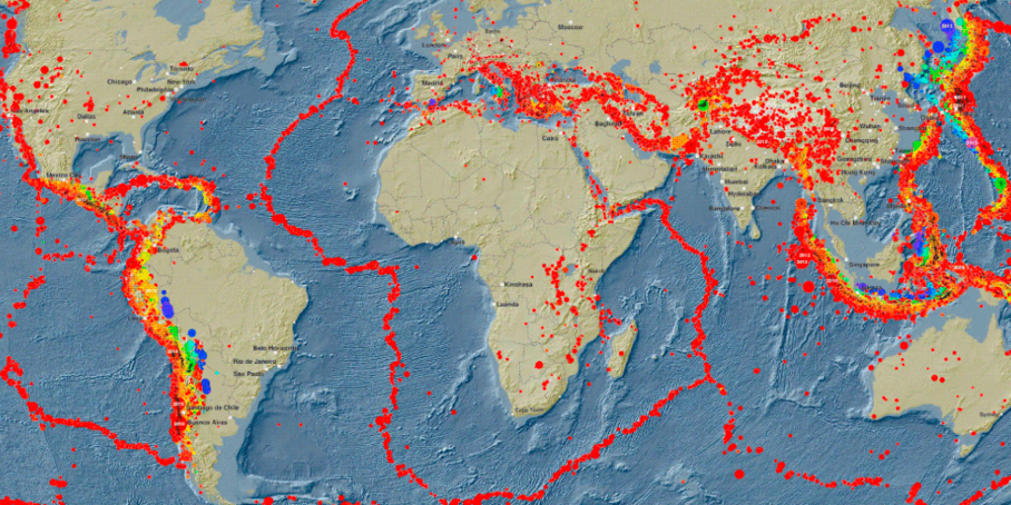 Weltkarte mit unzähligen roten Punkten, die Stellen von Erdbeben markieren. Sie sind vor allem an den Genzen der Kontinentalplatten konzentriert, so dass sich Linienmuster ergeben.