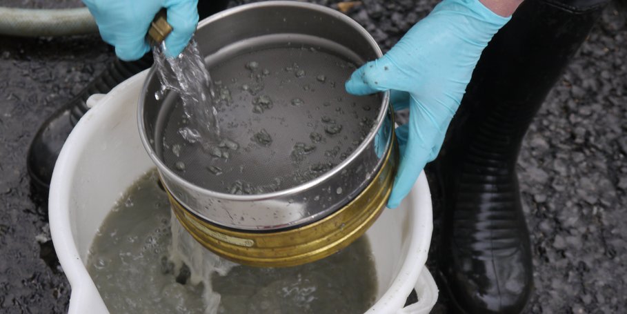 Aussieben von Bohrklein aus der Spülung, 5.3.2106 (GFZ)