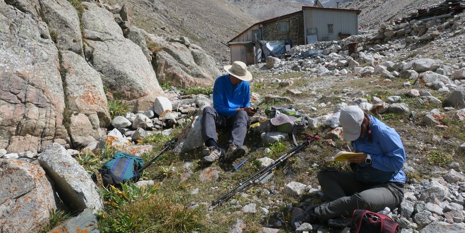 Probenahme für die Thermochronologie im Ala-Archa-Nationalpark, Kirgisistan