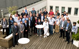 Gruppenfoto: Menschen auf der Dachterrasse eines Hauses