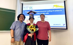 Photo of Zhengzheng Chen and her PhD supervisors