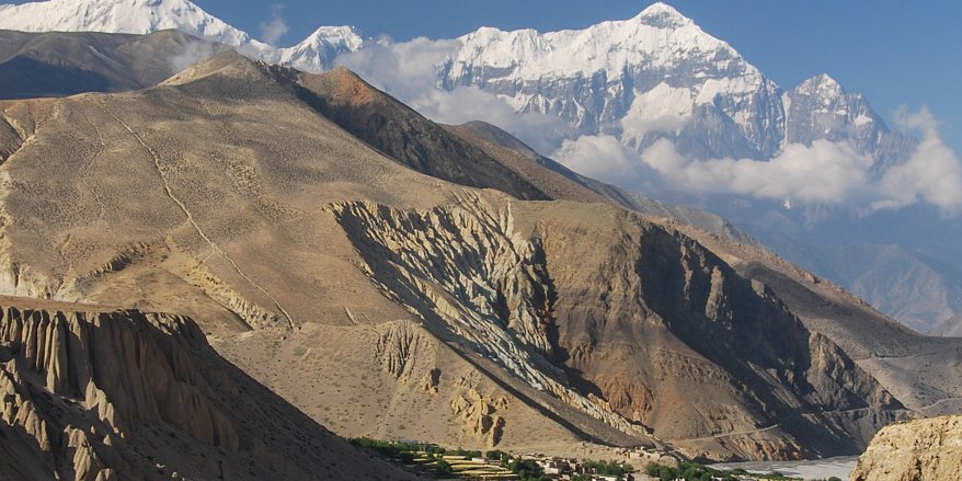 Oberflächenprozesse am Flusstal des Kali Gandaki, Nepal mit der Annapurna Gruppe im Hintergrund