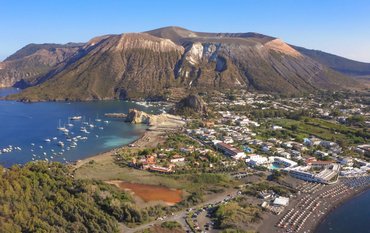Dronenfoto des Vulkans.