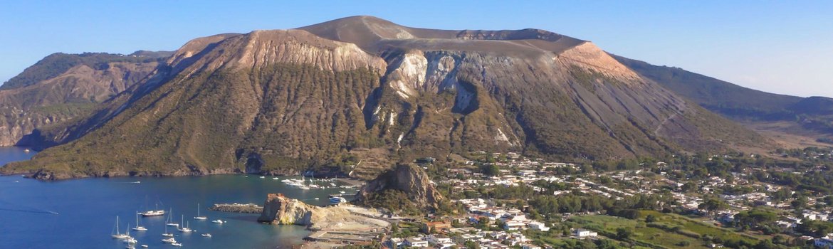 [Translate to English:] Dronenfoto des Vulkans.