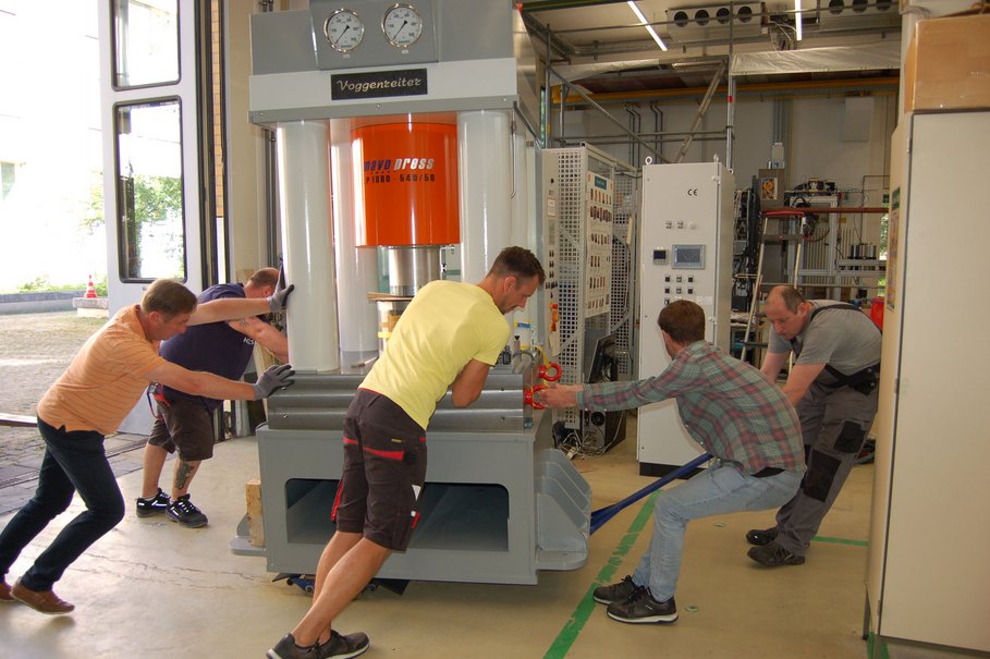 Installation of the static 1000 t laboratory press of Max Voggenreiter GmbH