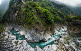 [Translate to English:] Blick in eine Schlucht mit Fluss im Taroko Nationalpark