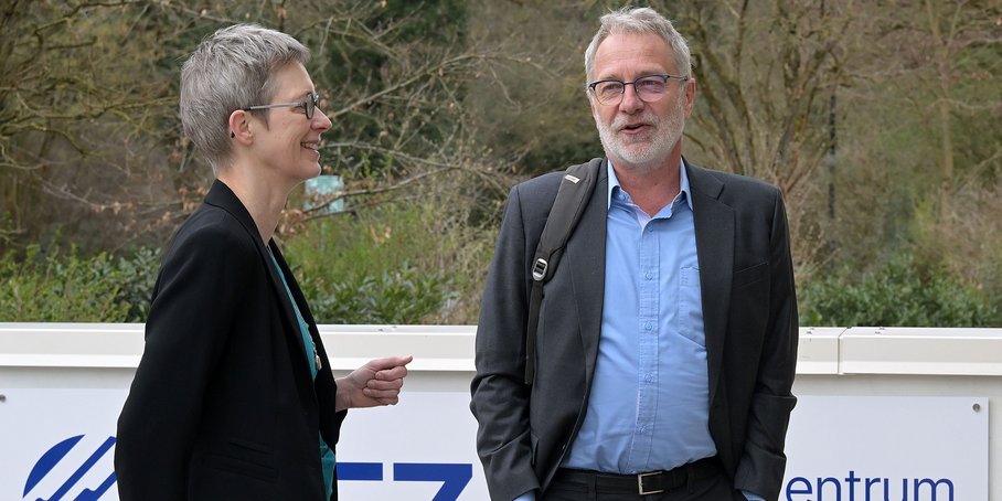 Beide stehen vor dem Schild des GFZ