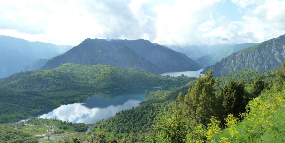 Die Seen Kyle-Köl (Vordergrund) und Sary-Chelek (Hintergrund) mit der Chatkal-Range, W-Kirgisistan