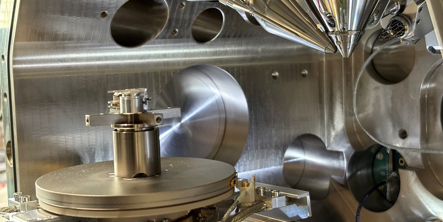 Sample chamber of the FEI Helios G4 Dual Beam, one of the main instruments of the Potsdam Imaging and Spectral Analysis (PISA) Facility at the GFZ.