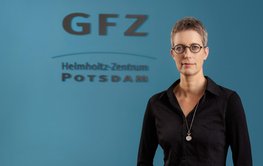 Susanne Buiter vor blauer Wand