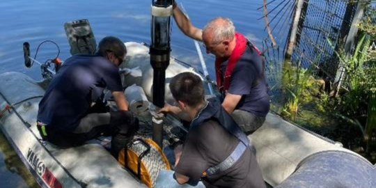 Oberflächenkernprobenahme "Heiliger See" in Potsdam im Rahmen eines gemeinsamen „Jugend Forscht“-Projekts des GFZ und der SPSG mit Schülern des Bertha-von-Suttner-Gymnasiums.