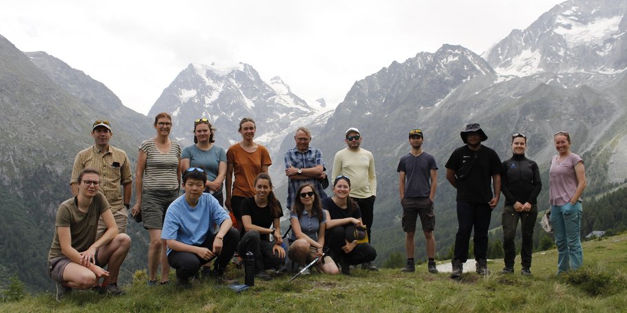 Gruppenbild in Arolla, Schweiz, während des Kurzlehrgangs 2 des EnvSeis-Netzwerks
