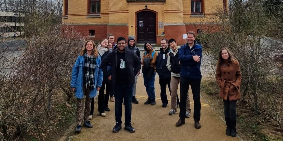 Gruppenbild am Großen Refraktor auf dem Telegrafenberg während des Kurzlehrgangs 4 des EnvSeis-Netzwerks