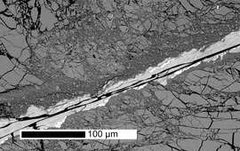 Mikrostruktur einer im Labor erzeugten Verwerfungszone in Granit. Von Brantut, N., Dilatancy-induced fluid pressure drop during dynamic rupture: Direct experimental evidence and consequences for earthquake dynamics, Earth Planet. Sci. Lett., 538, 116179