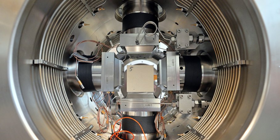 Die True-Triax ist eine modular erweiterbare, kubische, polyaxiale Hochdruck-Prüfanlage zur Durchführung von Spannungs-Verformungsanalysen an Gesteinsproben unter echten triaxialen Druckbedingungen mit Steuerungsmöglichkeit in allen drei Hauptspannungsrichtungen.