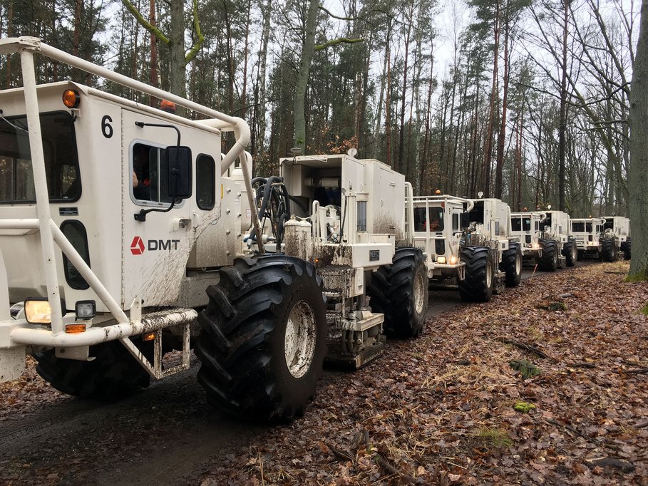Vibrationsfahrzeuge im Einsatz in der Schorfheide (© GFZ)