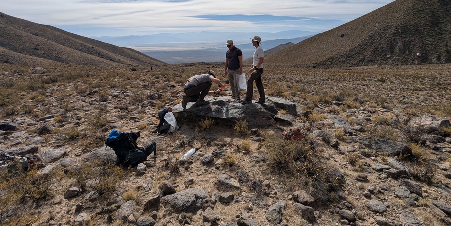 Projektmitglieder entnehmen Geröllproben von einer Schwemmfächerfläche am Fuße der Sierra de Aconquija.