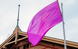 Lila Flagge wehend über einem Dachgiebel